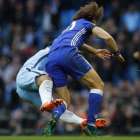 Agüero y David Luiz, en la violenta entrada que costó la roja al argentino del City.