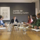 Los alcalde de Treviño y La Puebla de Arganzón, durante la reunión con De Santiago-Juárez.