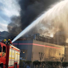 Los bomberos durante las tareas de extinción del incendio, este jueves en China.