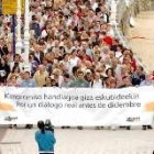 Varios miles de personas secundaron ayer en San Sebastián la manifestación convocada por Elkarri