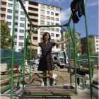 La artista Carla Zaccagnini en el jardín del Musac.