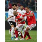 Mohamed Salah trata de arrebatarle el balón a Fedor Kudryashov