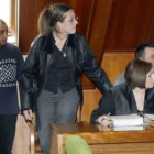 Ángel Manuel R.M., Erika A.M. y, sentado, Jorge B.C., en un momento del juicio.