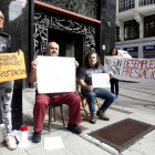 Concentración frente al Ayuntamiento de León denominada 'Las sillas del Hambre' en defensa de los desempleados sin prestación