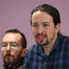 El líder de Podemos, Pablo Iglesias, en primer término, junto a Pablo Echenique, ayer. CHEMA MOYA