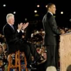 Obama pronuncia un discurso junto al ex presidente, Bill Clinton