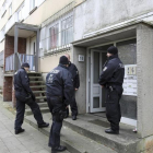 Agentes de policía frente al edificio donde ha sido arrestado el joven sirio acusado de preparar un atentado, en Schwerin, el 31 de octubre.