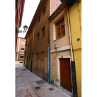 A la izquierda, la casa de la plaza del Conde. A la derecha, el inmueble de la calle de La Hoz.