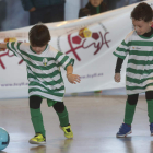 Los niños que componen el equipo de la Liga de Debutantes de la Peña con sus diplomas y su entrenador. FERNANDO OTERO