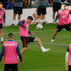 Morata, en el centro, durante el entrenamiento de ayer de la selección española. JULIO MUÑOZ
