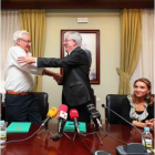 Luis del Olmo saluda a Hermida ante Victoria Seco.