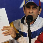 Capriles, muestra el recurso en una rueda de prensa, el jueves.