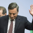 El presidente del BCE, Mario Draghi, saluda tras la rueda de prensa de ayer en Fráncfort. ARNE DEDERT