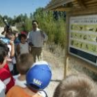 Los escolares pueden seguir una senda botánica en La Candamia