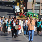 La comitiva procesional, con san Roque a la cabeza, por la avenida del Castillo