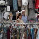 La imagen muestra un momento de la feria de las rebajas, ayer domingo. ANA F. BARREDO