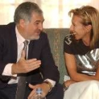 Conde Pumpido conversa con la diputada socialista Rosa Díez en los cursos del El Escorial