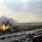 Imágenes tomadas de la televisión canadiense que muestran el momento en que se incendió el avión