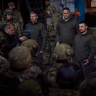 Zelenski con soldados en su visita a Bakhmut. UKRAINIAN PRESIDENTIAL PRESS