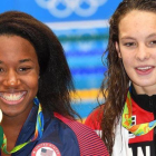 Simone Manuel junto a la canadiense Penny Oleksiak, con la que compartieron el oro en 100 metros libres.