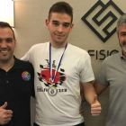 Rubén Castellanos, centro, posa con su entrenador, Jonathan Rodríguez, izquierda, y el patrocinador del club, Javier Elorrieta. DL