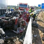 Los bomberos y los Mossos inspeccionan el estado en el que han quedado los vehículos.