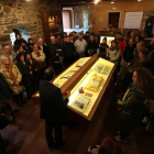 El bibliófilo Antonio Ovalle (de espaldas) ayer en una de las visitas a la colección del castillo.