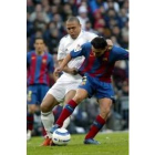 Ronaldo agarra de la camiseta al blaugrana Xavi en un lance del choque
