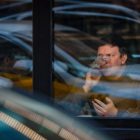 Un hombre bebe una cerveza dentro de un coche. YURI KOCHETKOV