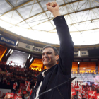 Pedro Sánchez saluda durante su mitin en Valencia.