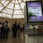 Un grupo de estudiantes espera para los éxames de la selectividad el curso pasado.