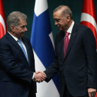 Sauli Niinisto y Tayyip Erdogan ayer, en Ankara. NECATI SAVAS