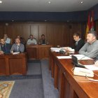 Riesco y Calvo, en primer término, con parte de la Comisión Permanente de fondo.