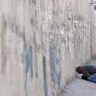 Detalle de un palestino inclinado hacia el muro que separa Israel de la franja de Gaza