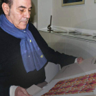 Miguel Escanciano con la carpeta ‘Ora Pro Bobis’ que se presenta hoy. CUEVAS