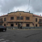 El cuartel de La Bañeza hace esquina entre las calles de Antonio Palau y Labradores.