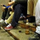 Un grupo de jóvenes bebe en la calle en las noches del fin de semana
