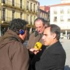 Un reportero de RNE entrevista a Juan José Alonso Perandones y José Fernández