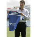 El nuevo entrenador azulón, Michael Laudrup, posando con la camiseta de su nuevo equipo