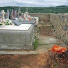 En el cementerio de Folgoso sólo queda la base del tejo.
