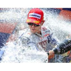 Lorenzo celebra en el podio su victoria en el Gran Premio de Motocicilismo de Cataluña.