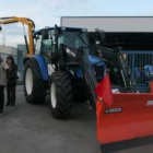 Los alcaldes, ayer con el tractor que servirá para quitar la nieve, desbrozar y excavar, entre otras