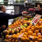 Un puesto de fruta en el interior del mercado de la Concepció.