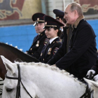 El presidente de Rusia, Vladímir Putin, sobre un caballo junto a agentes de policía de la unidad montada de Moscú, el 7 de marzo del 2019.
