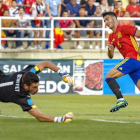 El centrocampista de la selección española sub-21, Mikel Merino (d), consigue el primer gol ante el guardameta de la selección italiana, Simone Scuffe