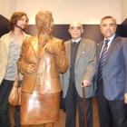 Daniel Guedella, Conrado Blanco y José Miguel Palazuelo junto a la obra de arte.