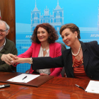 Antolín de Cela, Gloria Fernández Merayo y María Teresa Pérez, ayer en la Sala de Juntas. L. DE LA MATA