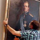 Un empleado del Ayuntamiento de Pamplona retira en junio el retrato de Juan Carlos I. JESÚS DIGES