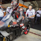 El tricampeón mallorquín de MotoGP, Jorge Lorenzo, ha estrenado hoy su Honda RC213V en el circuito de Valencia.