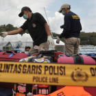 La policía filipina examina el barco donde se produjo la explosión.